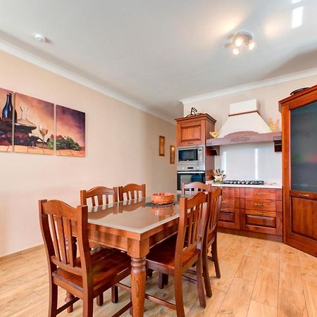 Modern Seaside 2 Bedroom Penthouse With Sea Views เซนต์พอลส์เบย์ ภายนอก รูปภาพ