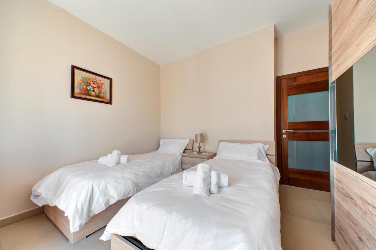 Modern Seaside 2 Bedroom Penthouse With Sea Views เซนต์พอลส์เบย์ ภายนอก รูปภาพ