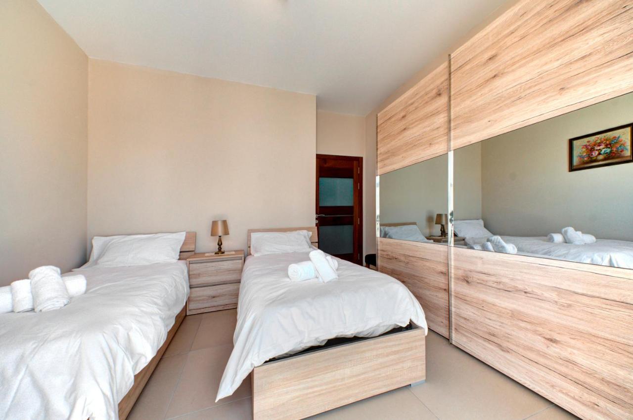 Modern Seaside 2 Bedroom Penthouse With Sea Views เซนต์พอลส์เบย์ ภายนอก รูปภาพ
